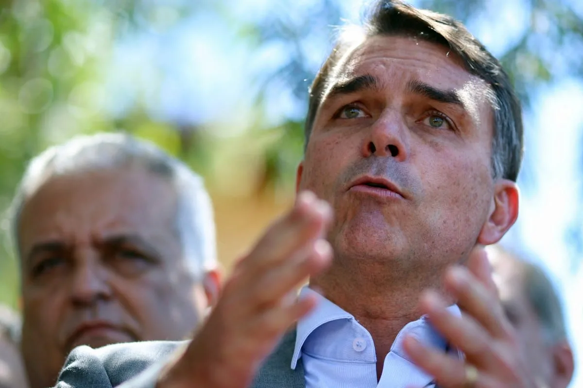 Flávio ameaça Moraes durante live: “O Senado vai proteger o STF de você”