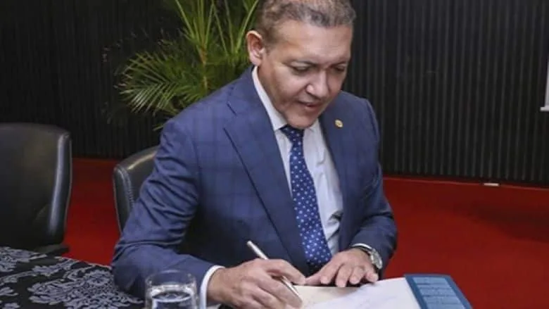 Nunes Marques ameaça libertar Bolsonaro para incendiar eleições em favor de Flávio