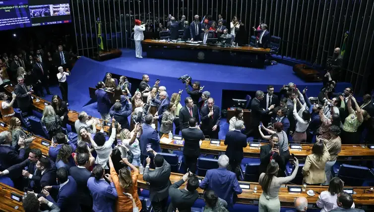 Senado aprova fim da escala 6x1 e redução da jornada de trabalho