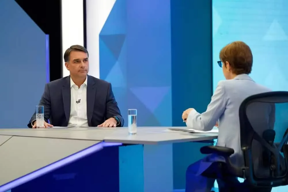 Flávio Bolsonaro mentiu ou distorceu em 17 respostas e se referiu a Lula 45 vezes na sabatina da Globo