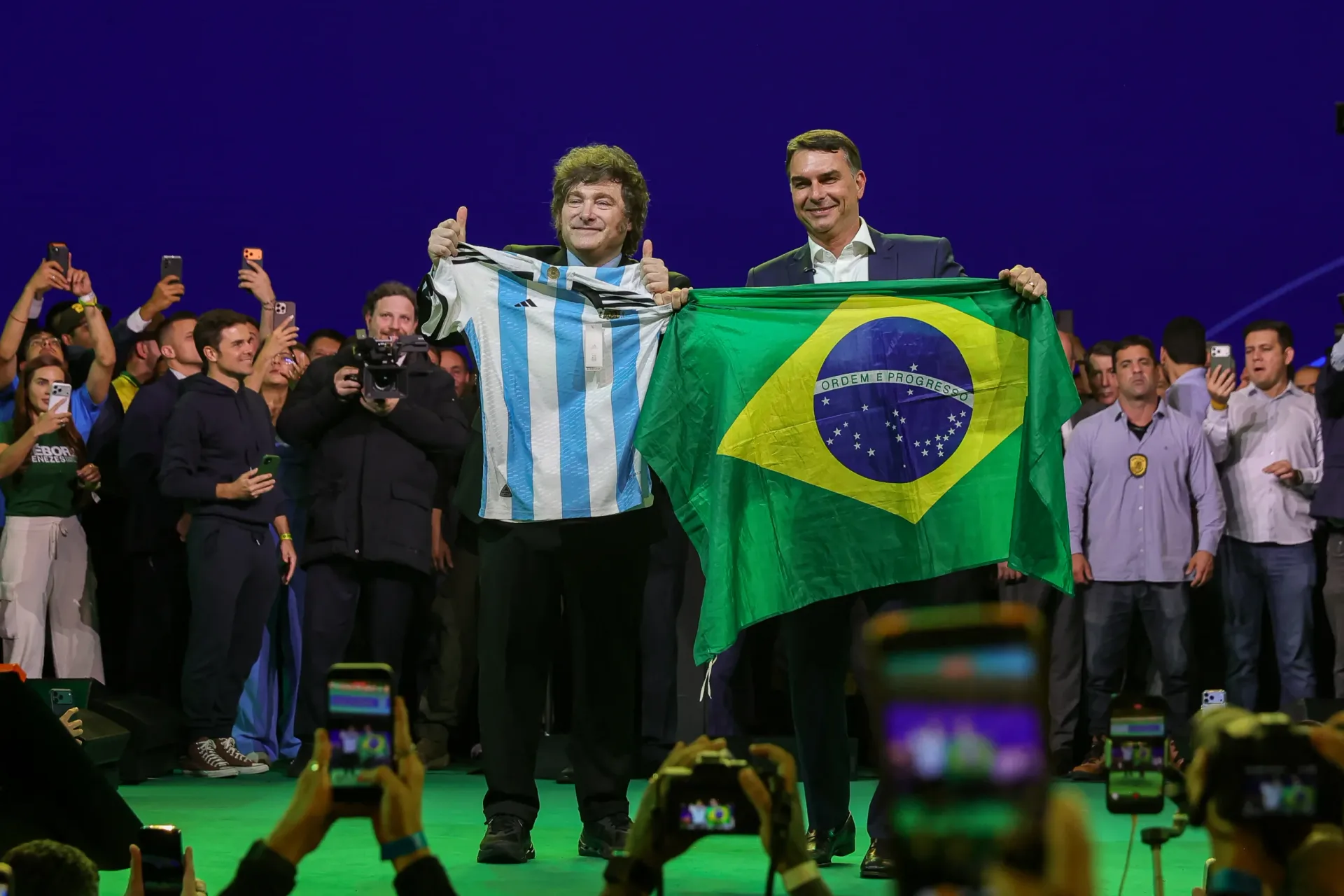 De Milei a Flávio Bolsonaro: como extrema direita justifica cortes sociais que afetam os mais pobres