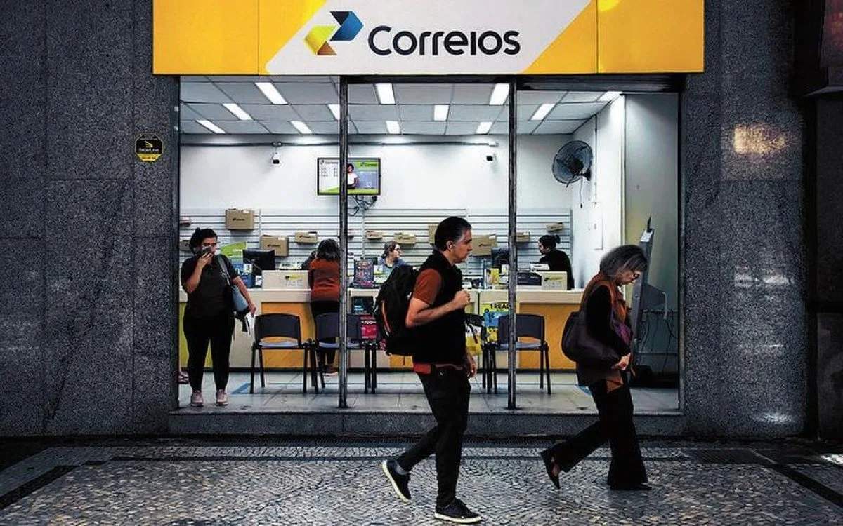 Flávio Bolsonaro pode adiar privatização dos Correios por garantia de R$ 17,5 bilhões; entenda