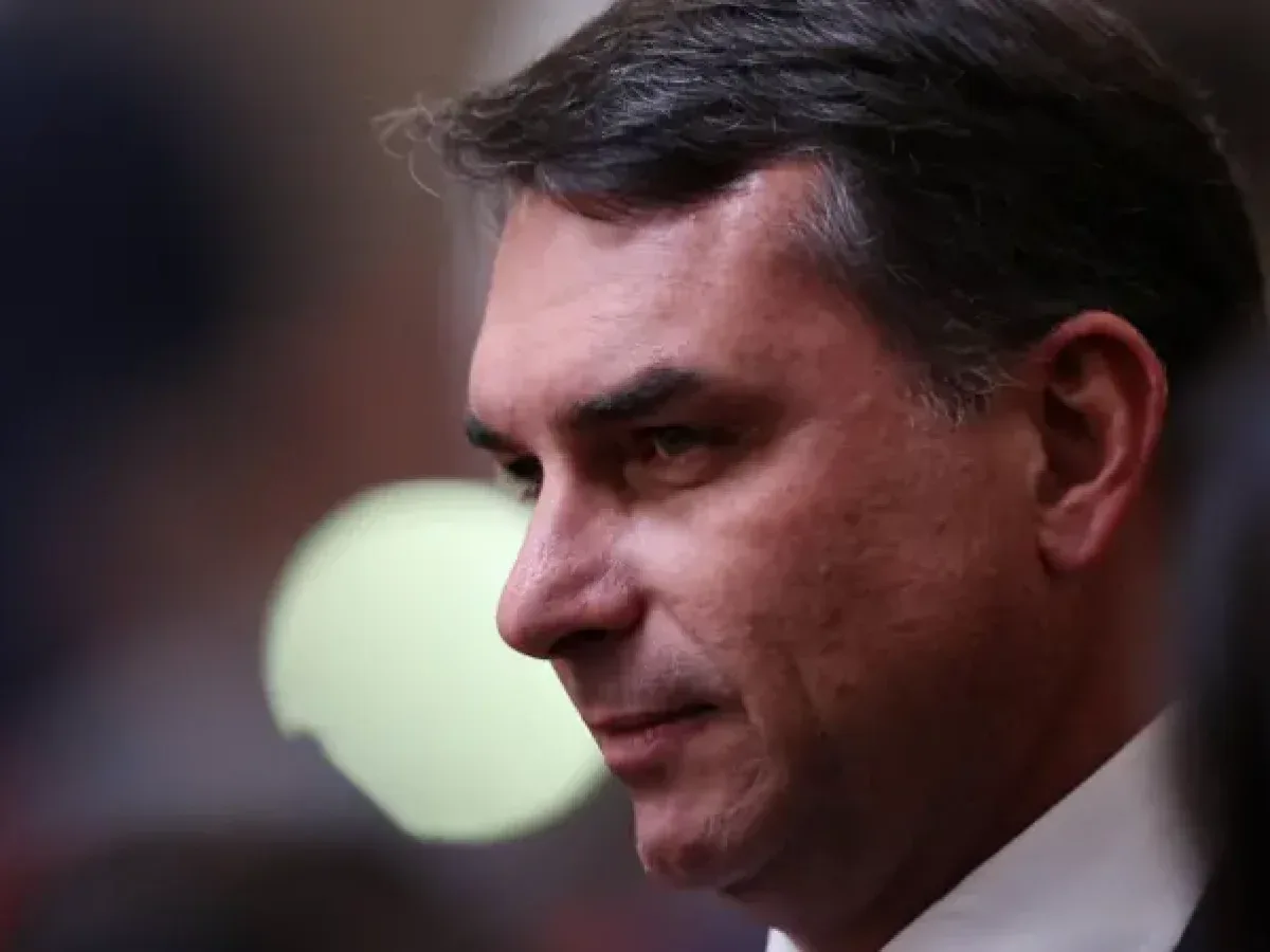 Flávio Bolsonaro quer que TSE censure 1.525 páginas nas redes