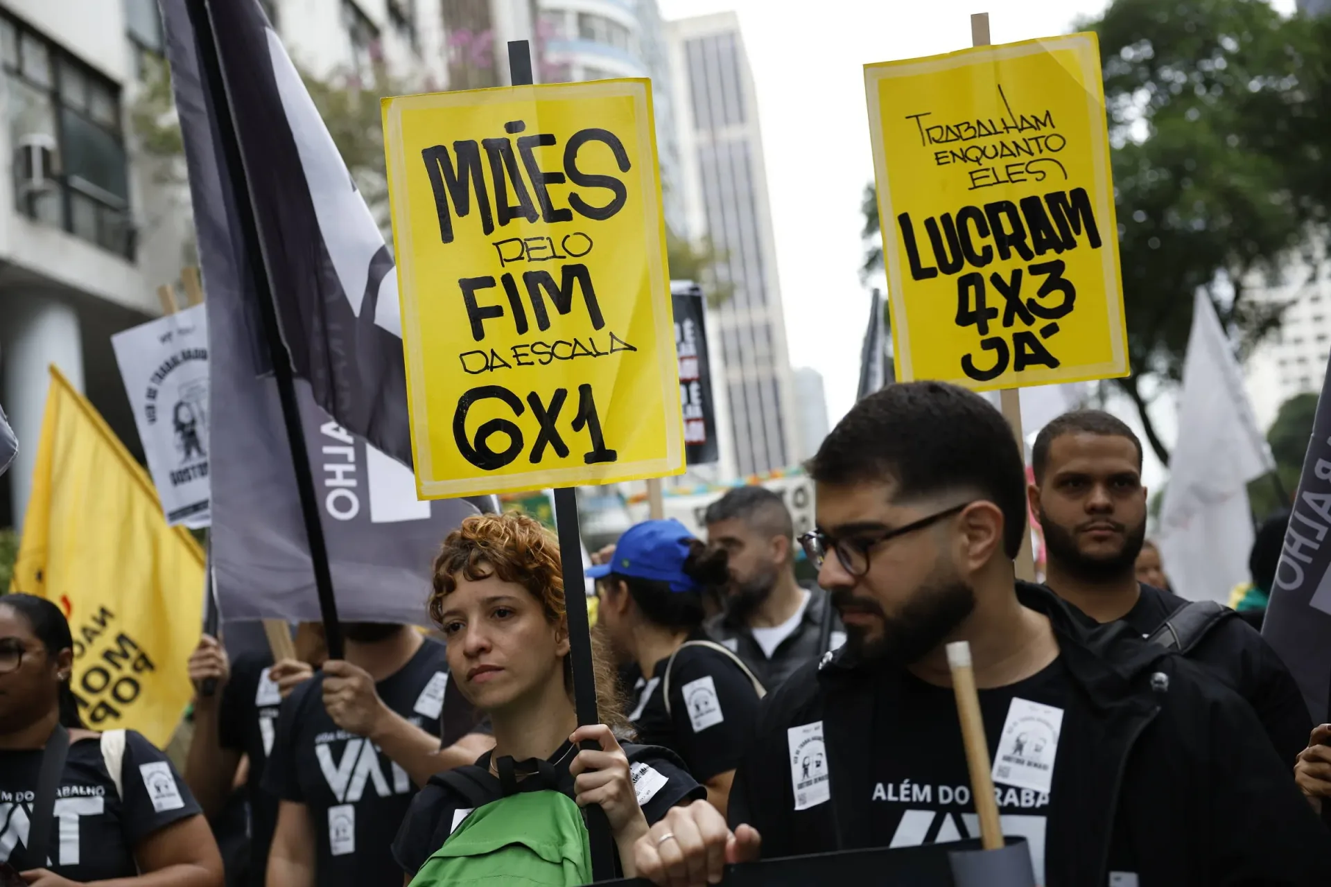 Classe trabalhadora celebra fim da escala 6×1, mas teme retrocessos com eventual vitória de Flávio Bolsonaro