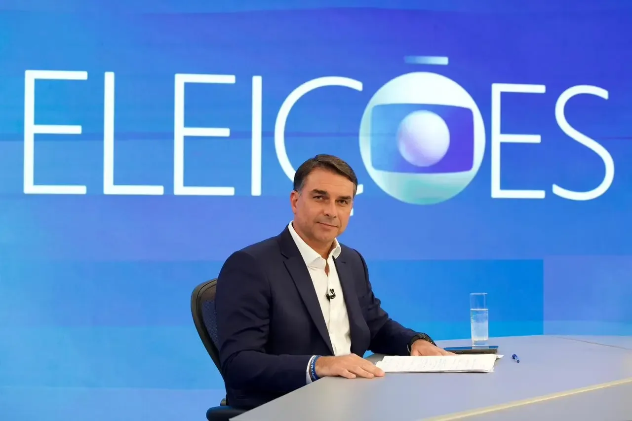 Flávio Bolsonaro será entrevistado por Renata Lo Prete na Globo nesta sexta; saiba o horário