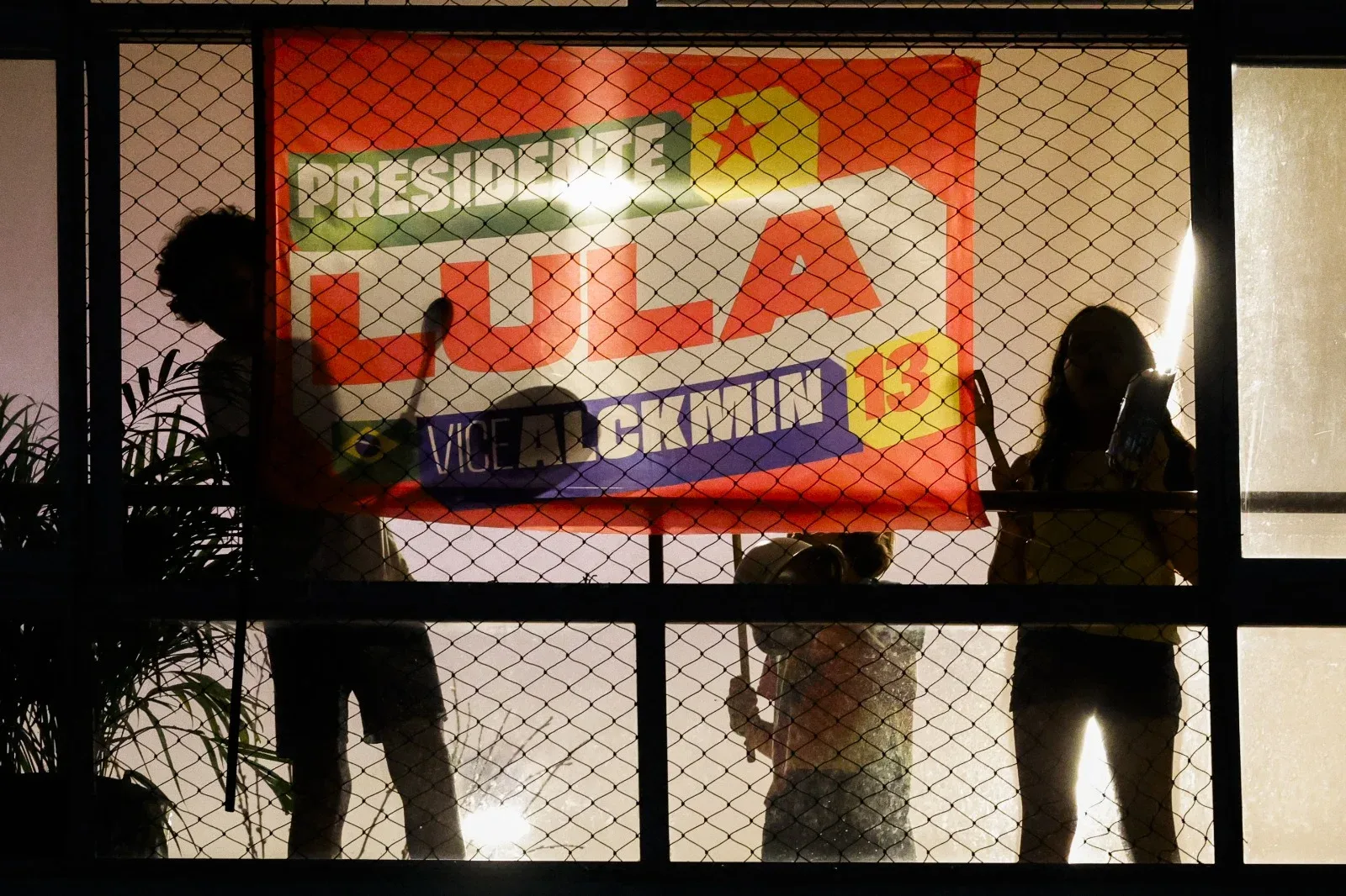 Panelaços contra Flávio Bolsonaro tomam cidades brasileiras durante sabatina