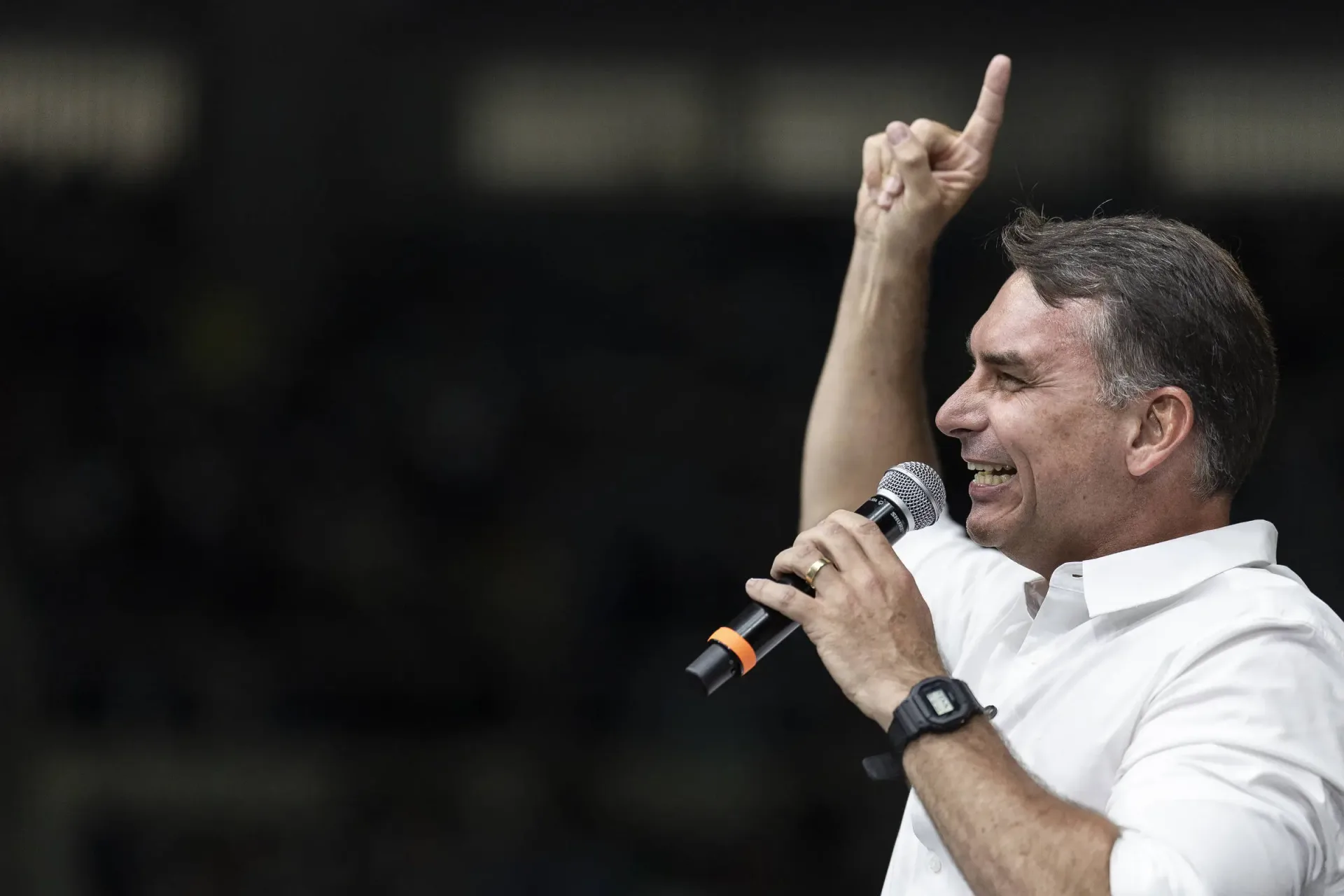 Flávio Bolsonaro já votou contra lei que proibia armas de policiais agressores de mulheres