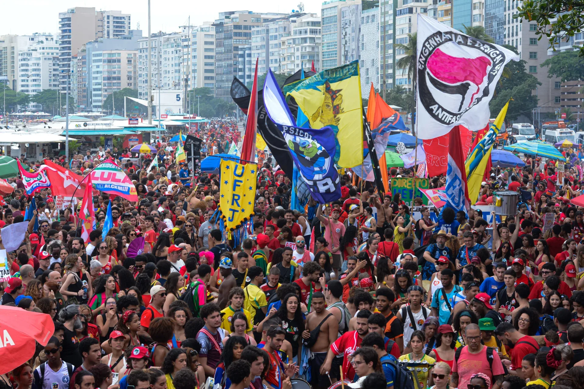 Apoiadores de Lula fazem ato em Copacabana com críticas a Flávio e defesa do fim da escala 6×1