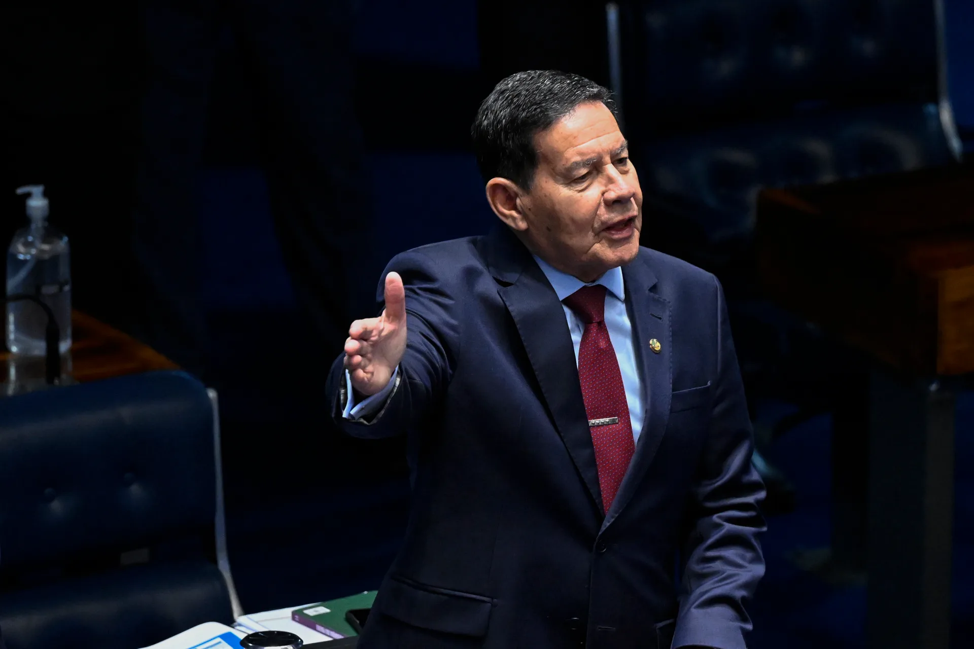 Ex-vice de Bolsonaro, Mourão é o único senador a votar contra o fim da 6×1
