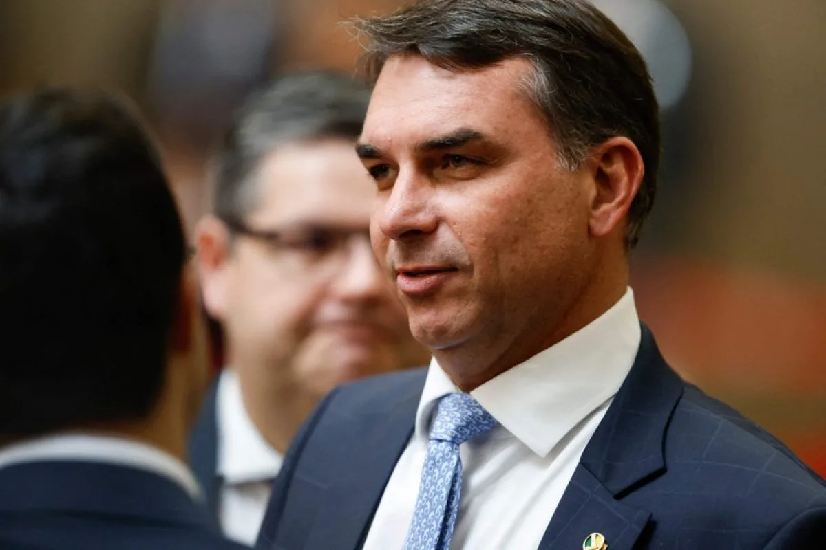 Flávio Bolsonaro vai rifar ministra do TSE se for eleito, dizem aliados