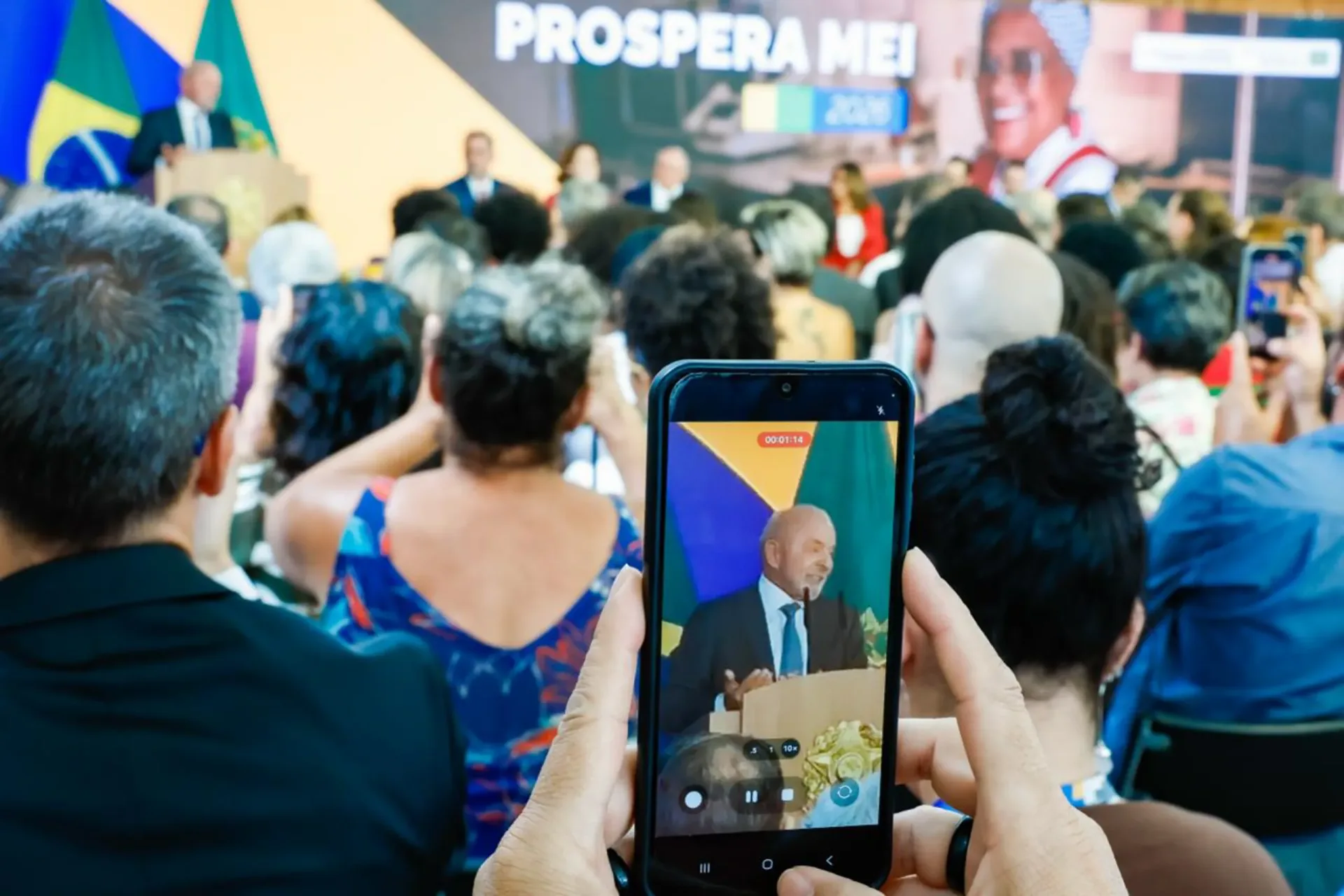 Meta reconhece, em mensagens internas, prejuízo a Lula e sugestão irregular do perfil de Flávio Bolsonaro nas buscas