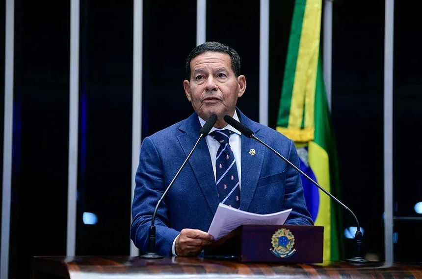 Único voto contra o fim da escala 6×1 no Senado foi do ex-vice de Bolsonaro, Hamilton Mourão