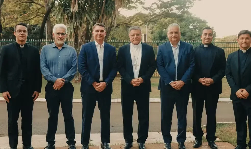 Encontro de cardeal de Brasília com Flávio Bolsonaro contraria recomendação da CNBB e incomoda bispos: ‘Foi apoio político’
