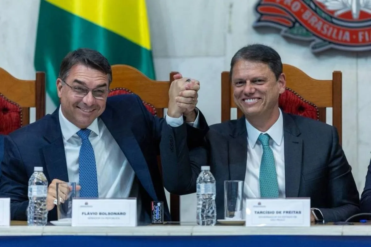 Pode rir: Tarcísio liga para bajular Flávio após sabatina desastrosa na Globo