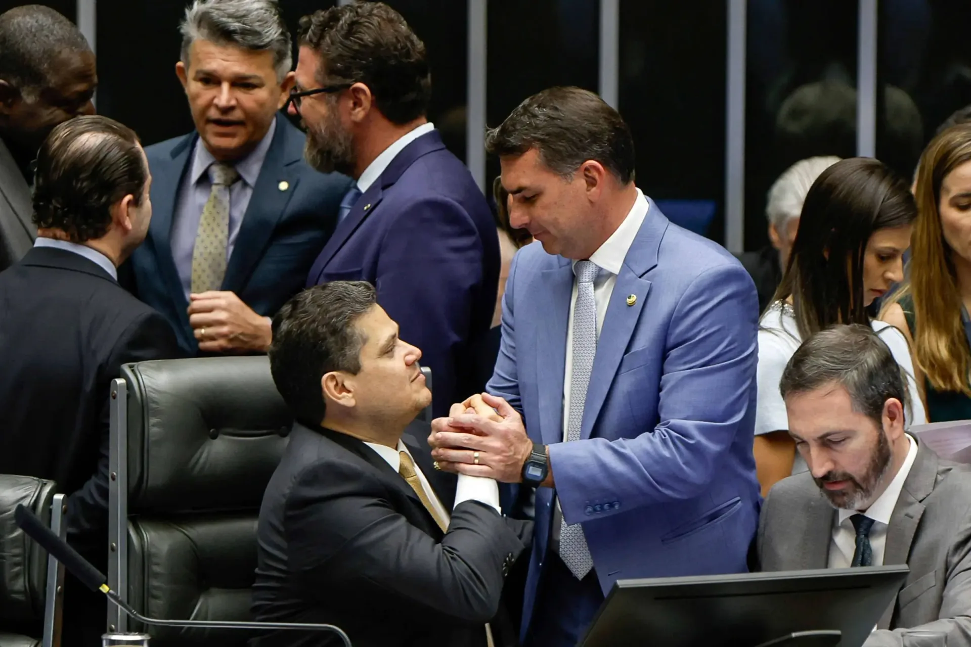 Alcolumbre negocia nova regra para indicação ao STF com Flávio Bolsonaro