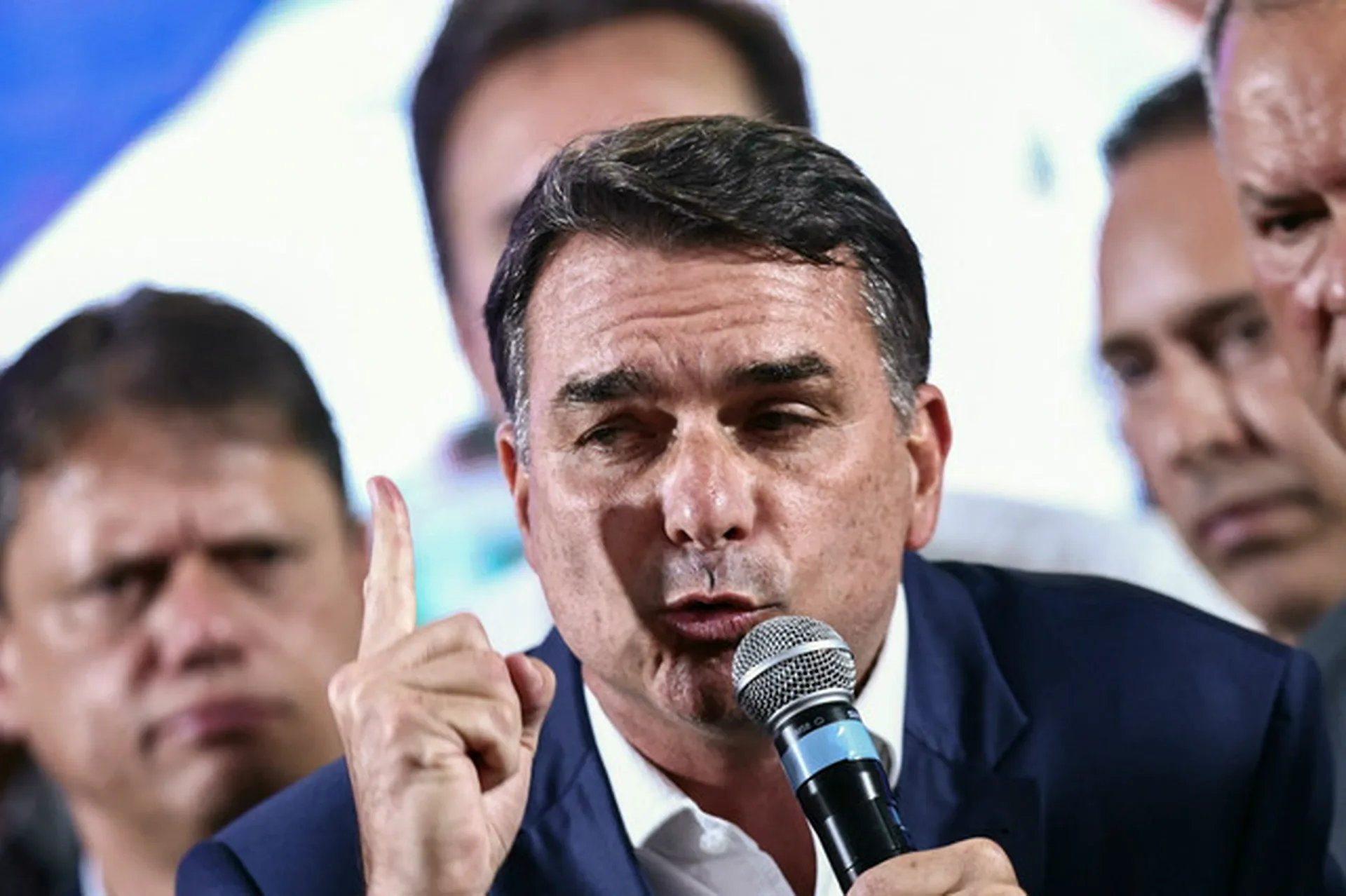 Aliados de Flávio temem influência de Eduardo e Carlos Bolsonaro em eventual governo