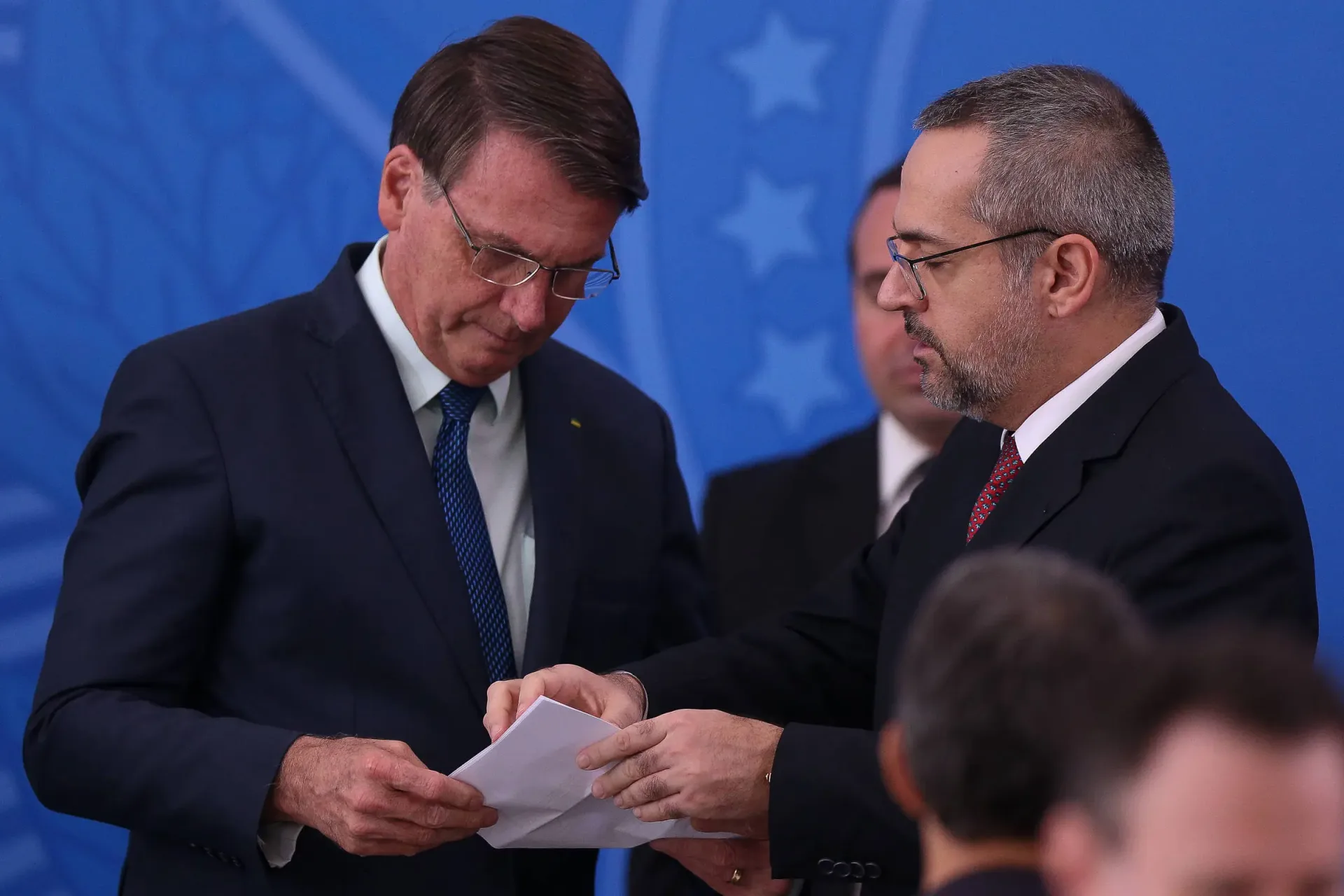 Ex-ministro de Bolsonaro, Weintraub anuncia abstenção e reforça corrupção de Flávio
