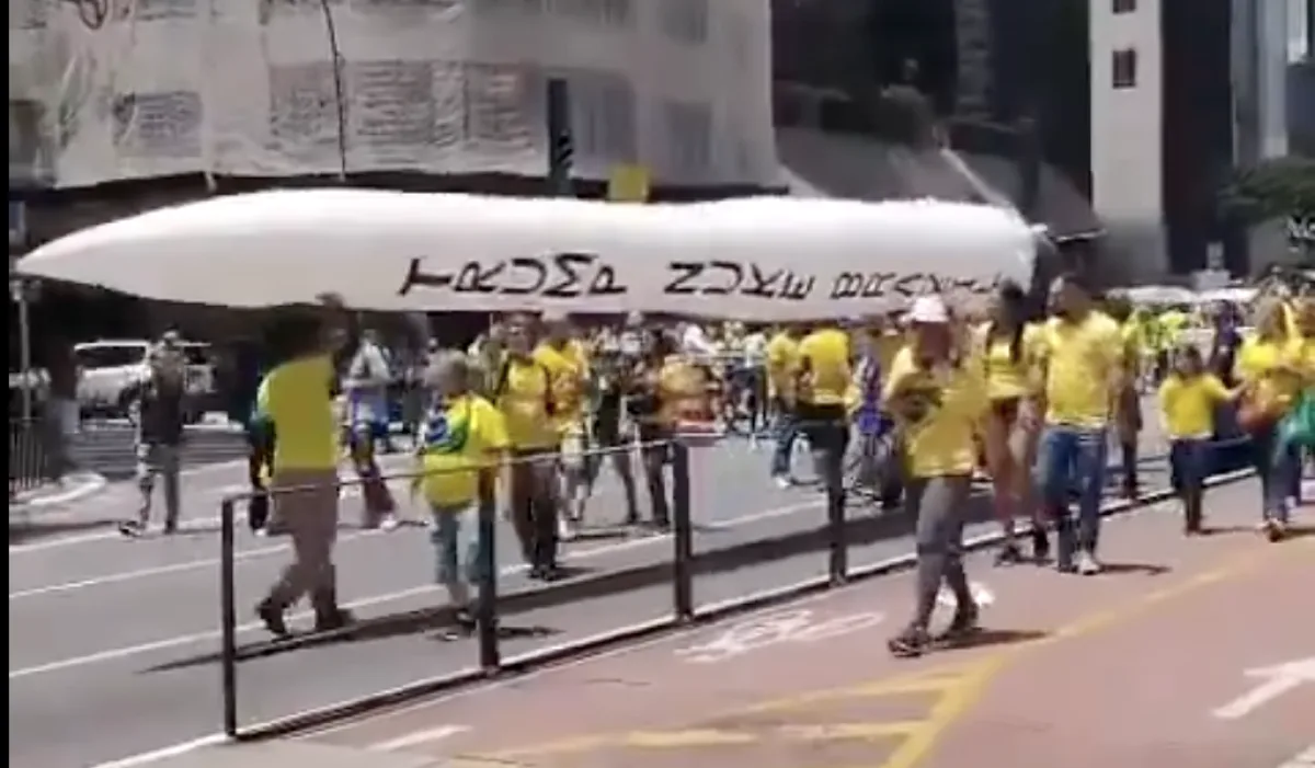Ato flopado de Flávio na Paulista tem “míssil” pedindo para Trump bombardear o Brasil